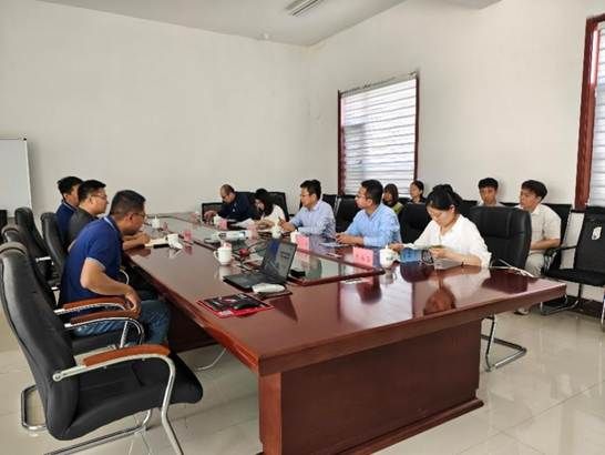 会议室里的人们 AI 生成的内容可能不正确。